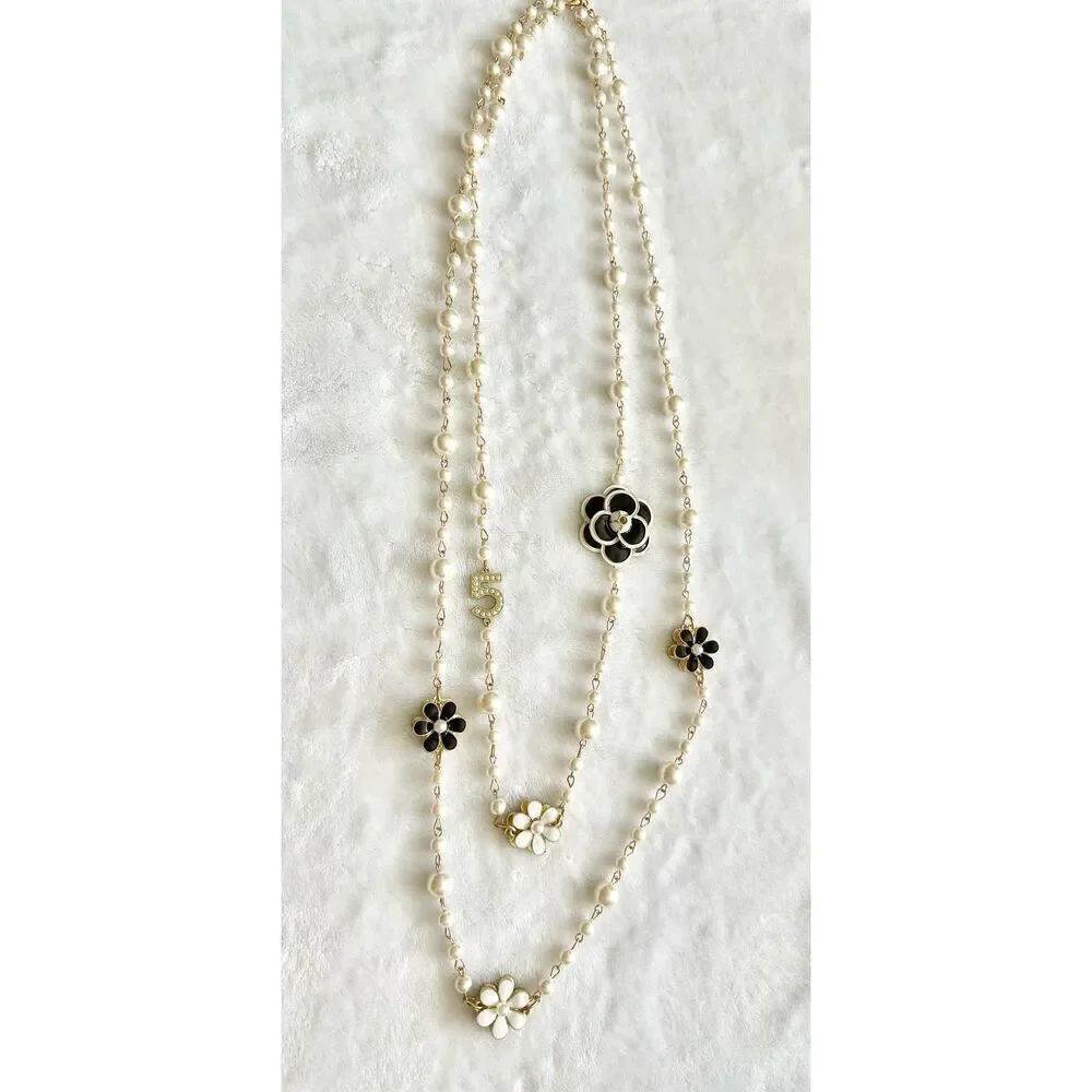 Classy number five Pearl flower statement necklace 